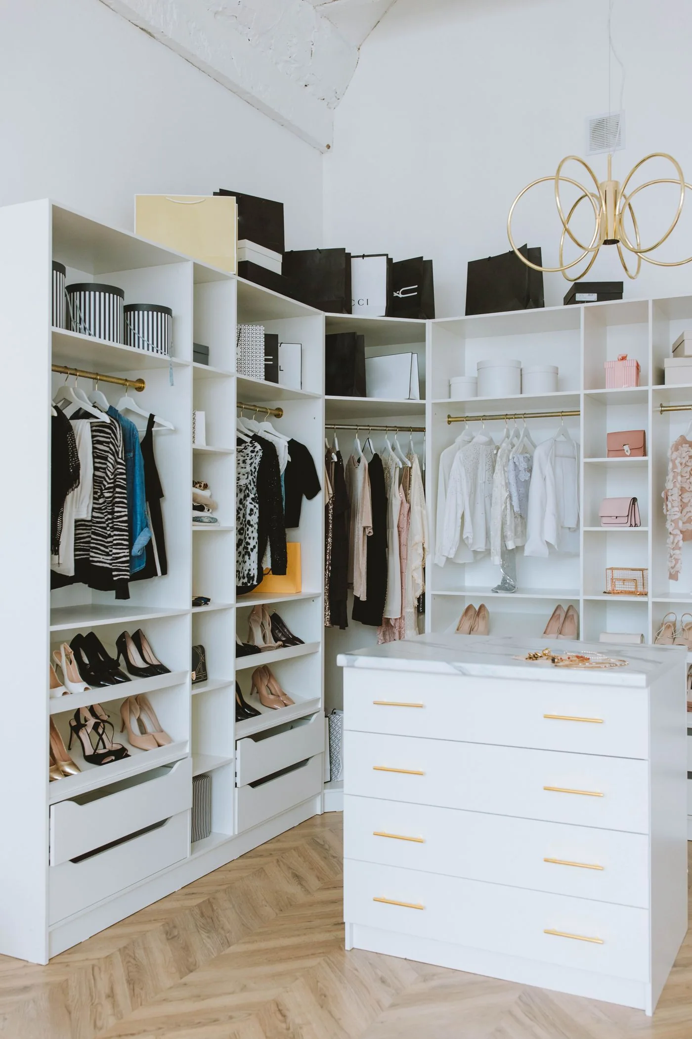 Closet premium organizado em Águas Claras