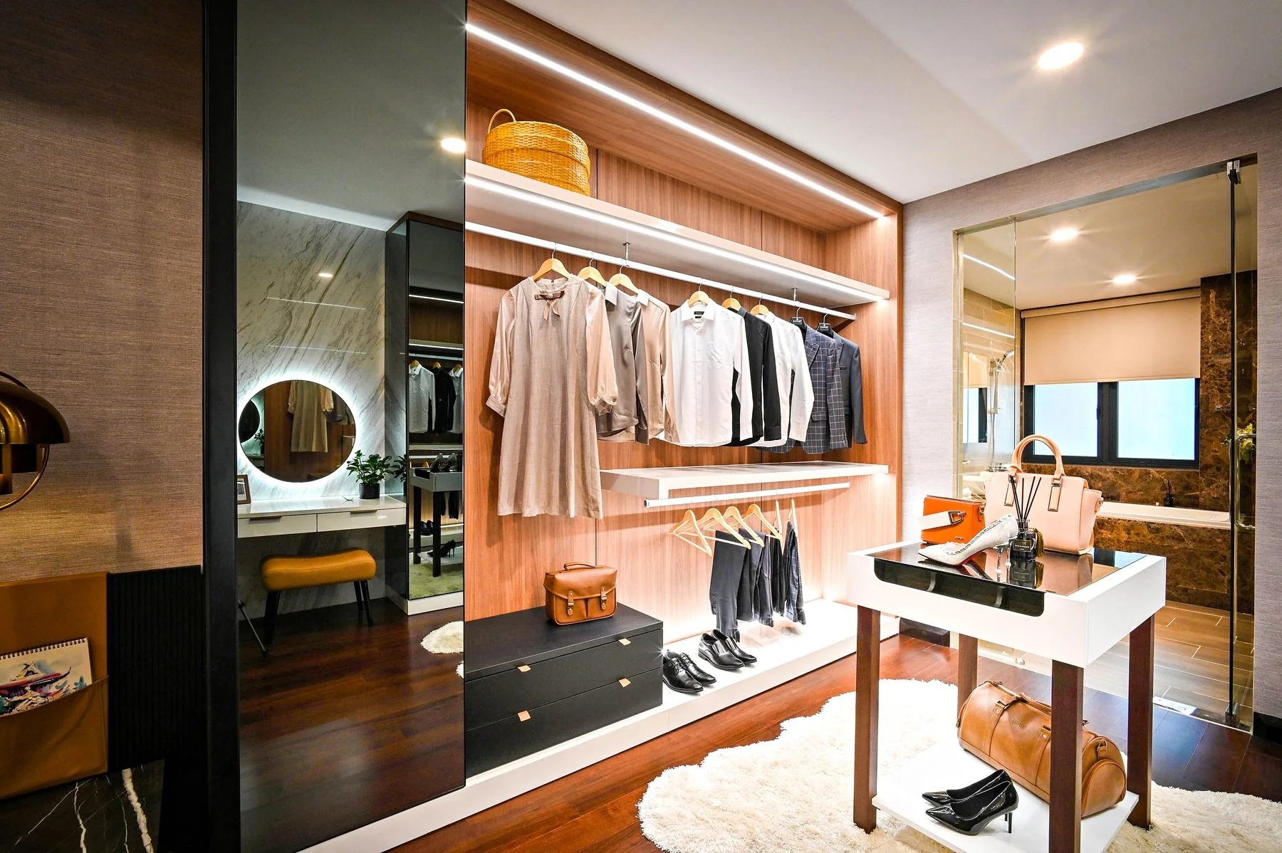 Closet elegante organizado por Personal Organizer em Águas Claras